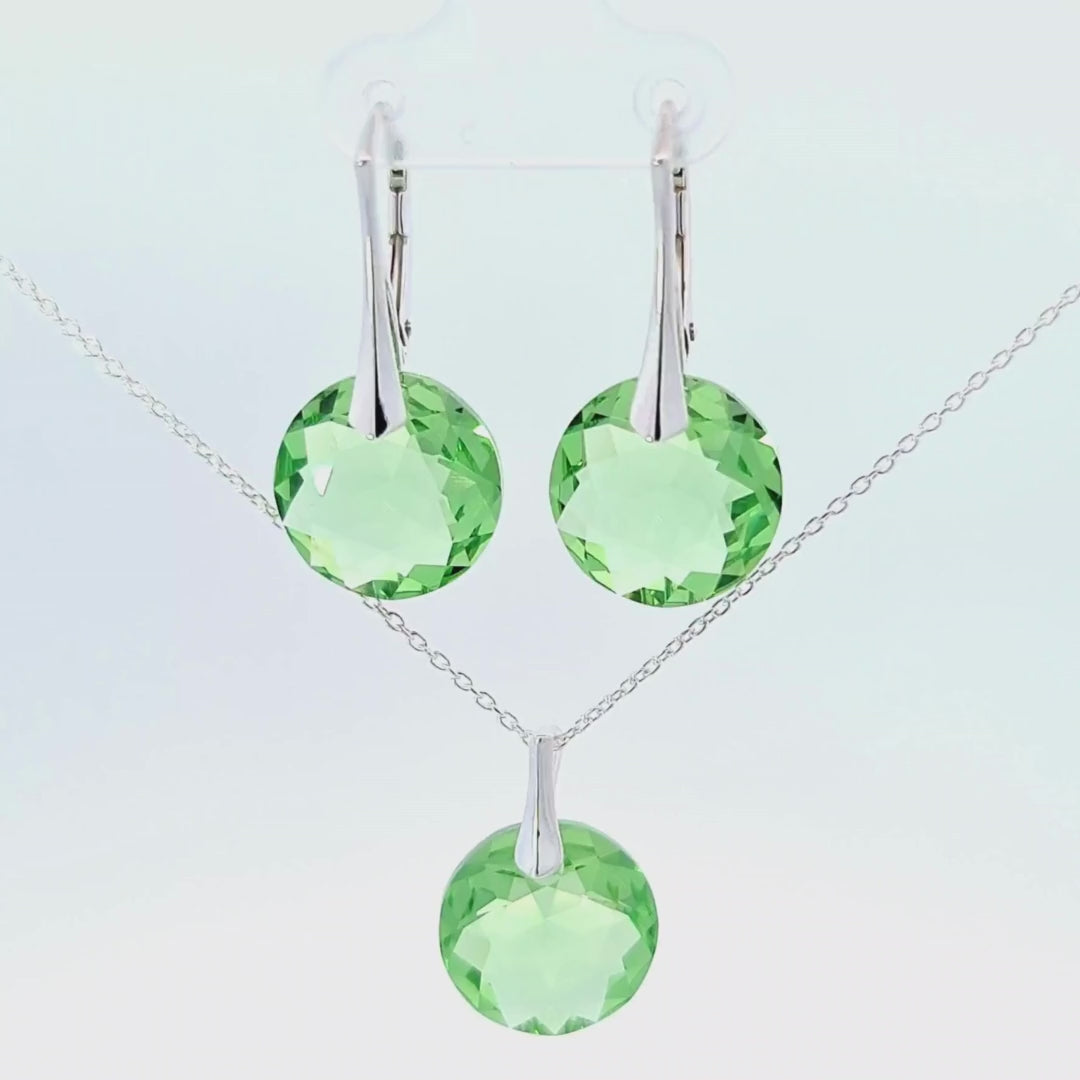 Video showcasing a Peridot August Leo Birthstone jewellery set featuring a vibrant green peridot crystal. The set highlights its unique design, perfect for celebrating Leo zodiac birthdays in August.